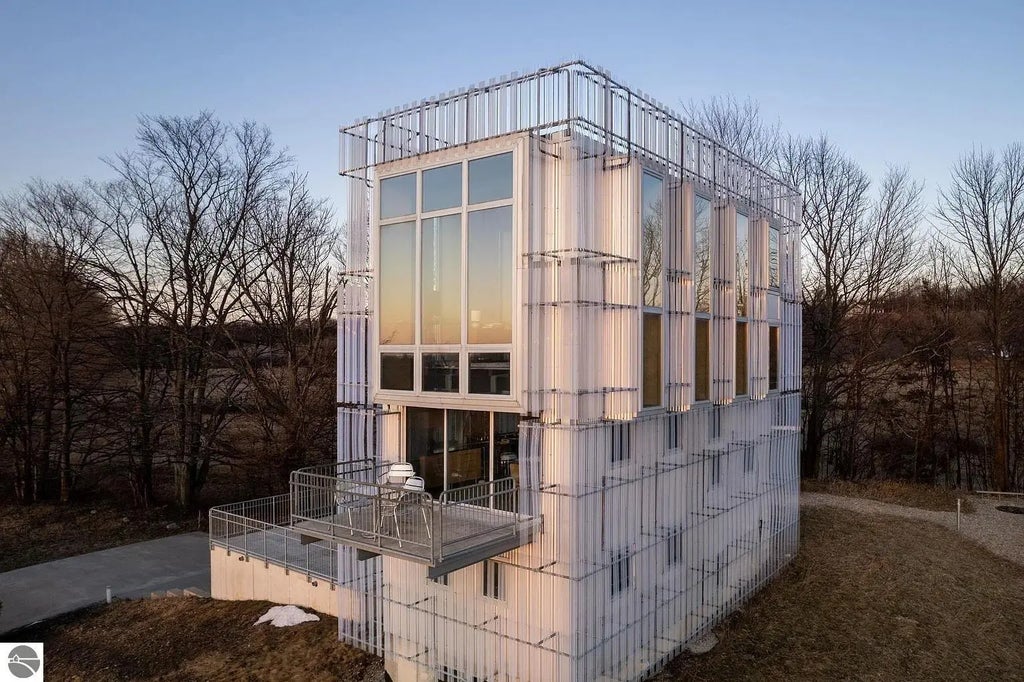 7452 N Manitou Trail, Northport