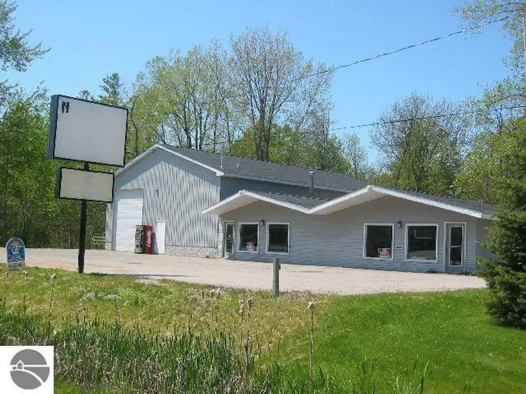 1094 W Lake Street, Tawas City
