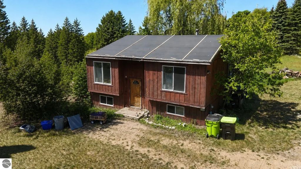 5527 Old Maple Trail, Grawn