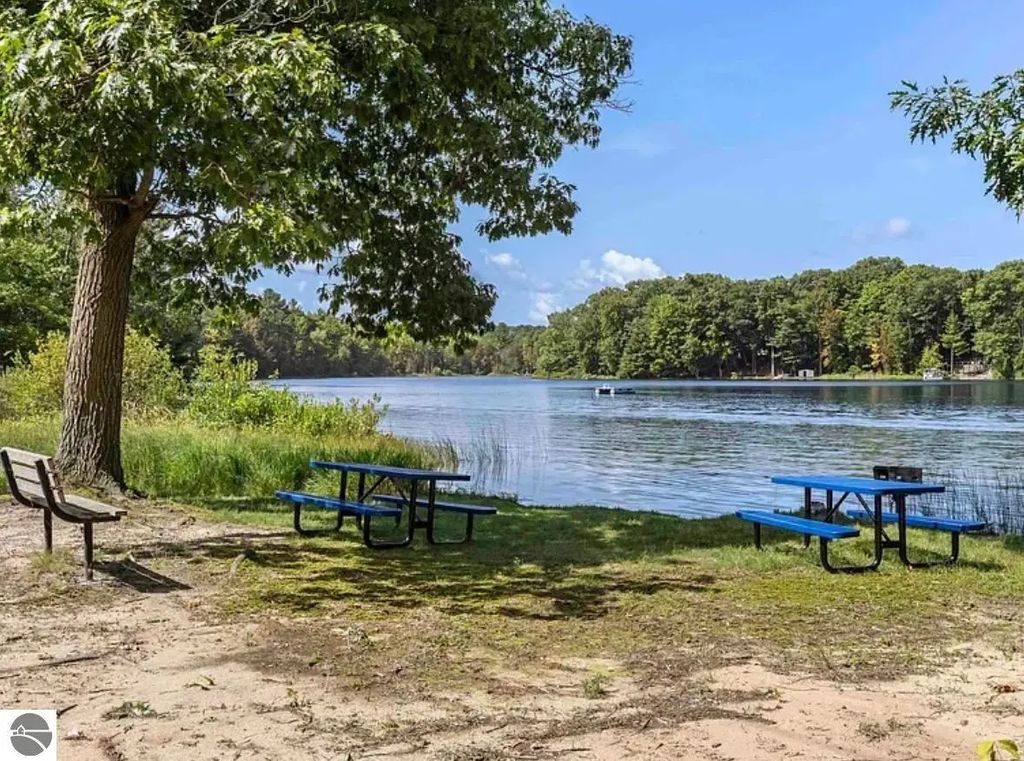 4721 E Sanford Lake Drive, Lake Ann