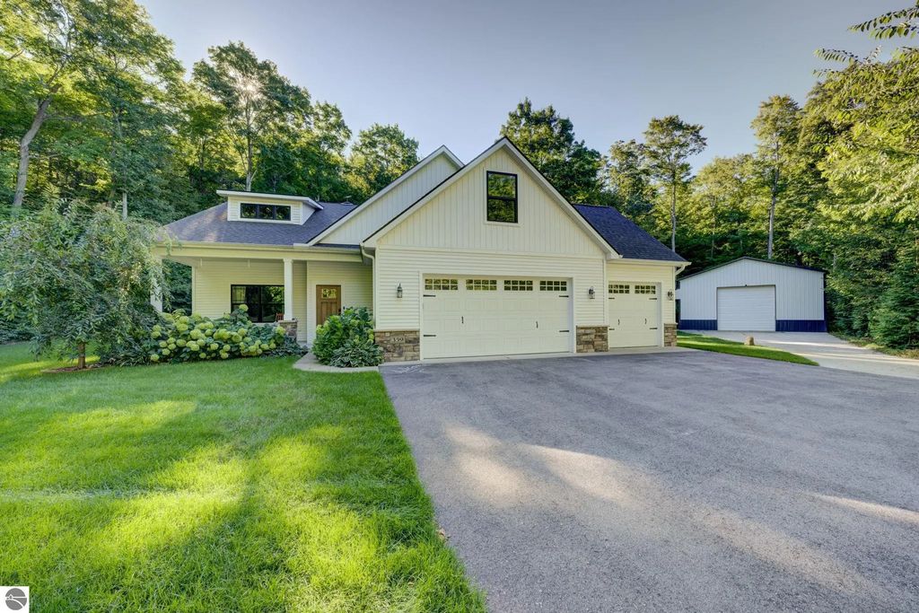 359 W Valley Road, Maple City