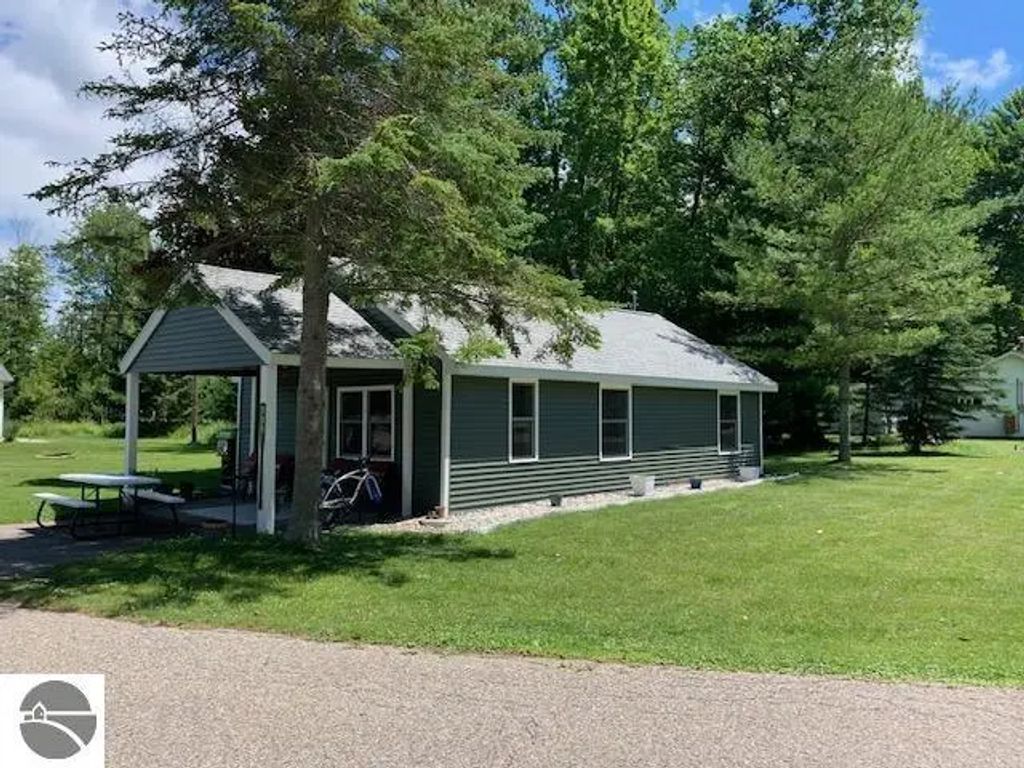 306 Lakewood Drive, East Tawas