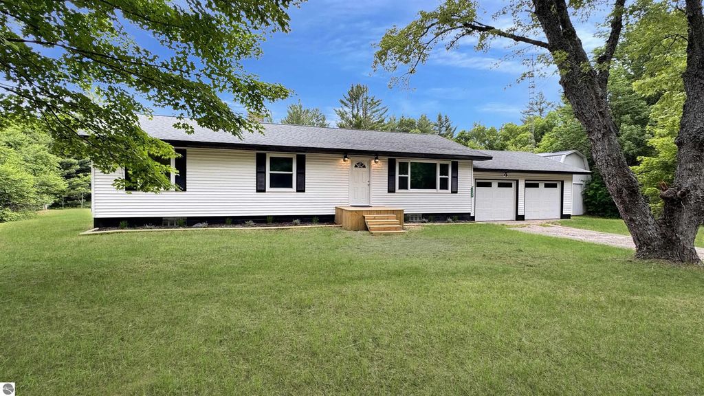 3403 E 34 Road, Cadillac