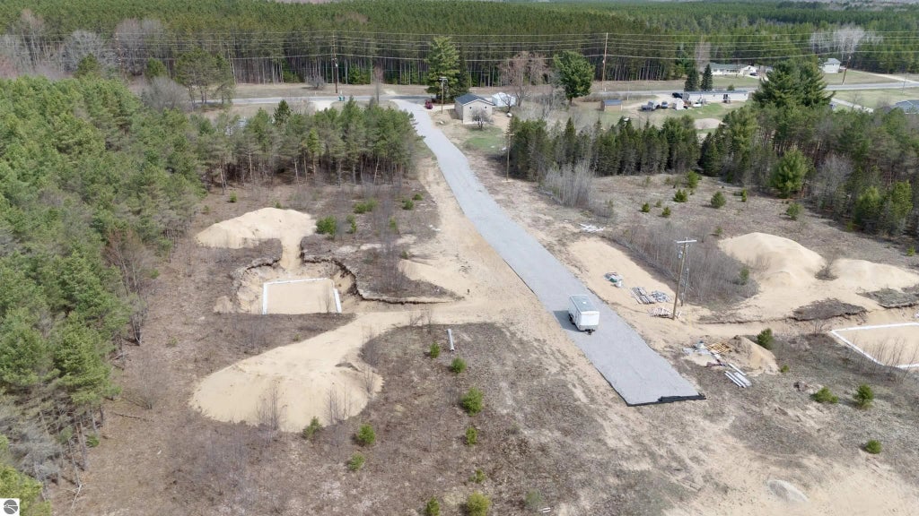 2406 E 32 Road, Cadillac