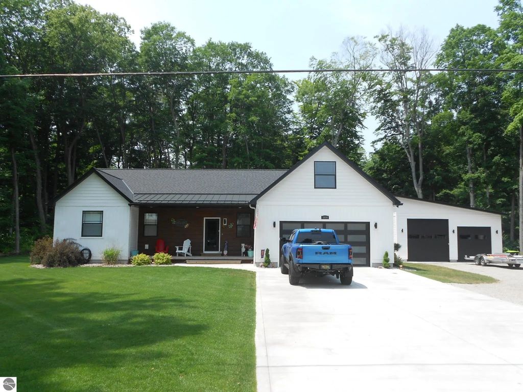 3924 E Shore Drive, Grawn