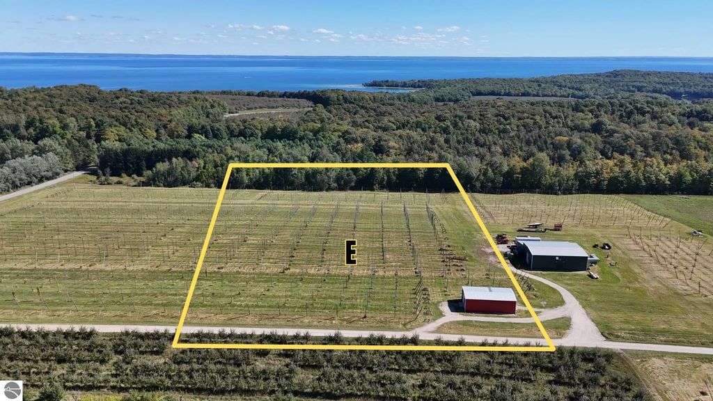 5790 (parcel E) N Omena Rise, Northport