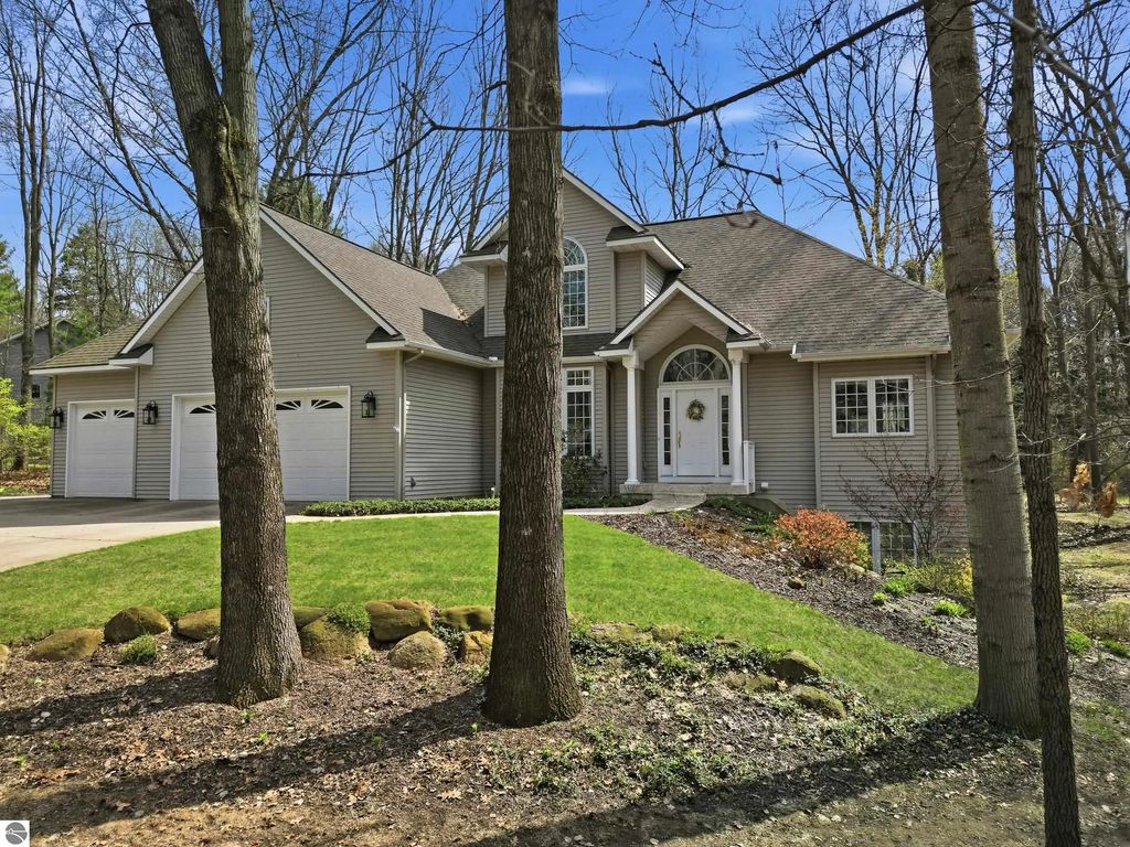 5859 Dix Dr Ne, Belmont
