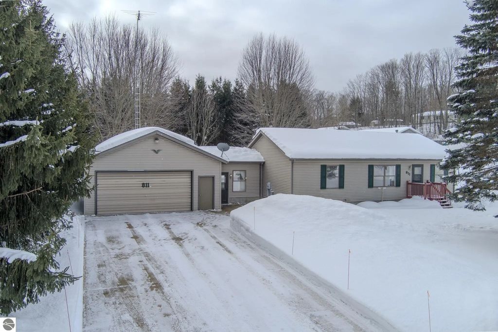 811 E Huron Street, East Jordan