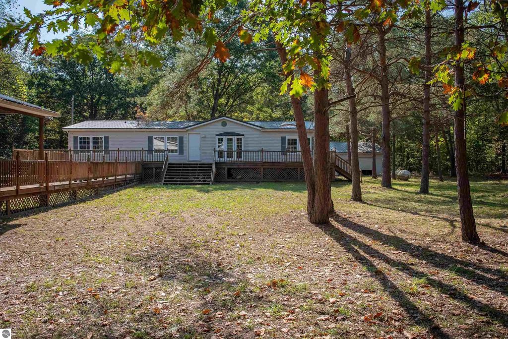 11258 N Genuine Road, Clare