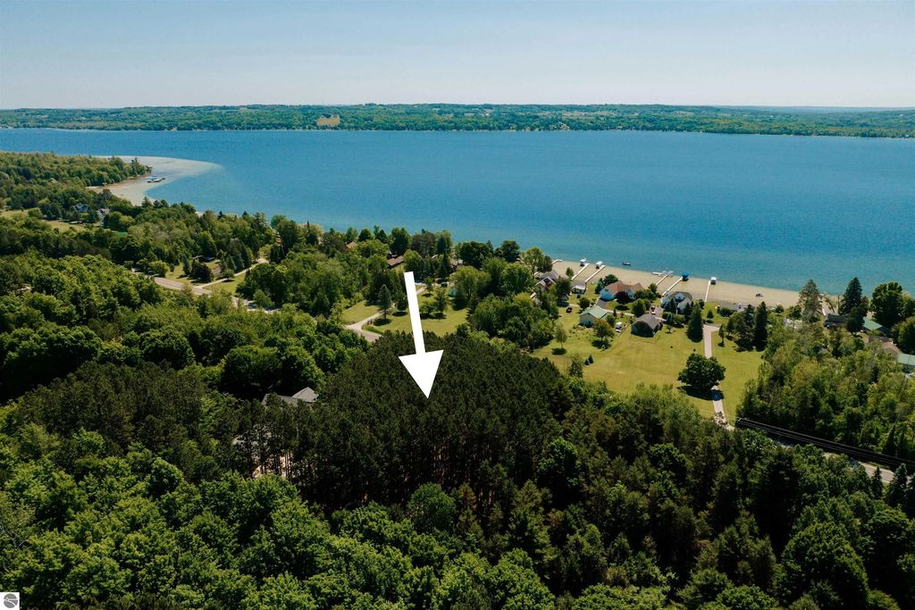 Two Acres Lake Shore, Cedar