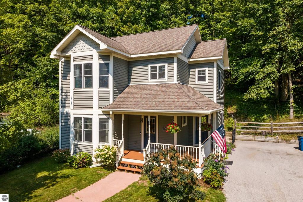 11140 Main Street, Honor
