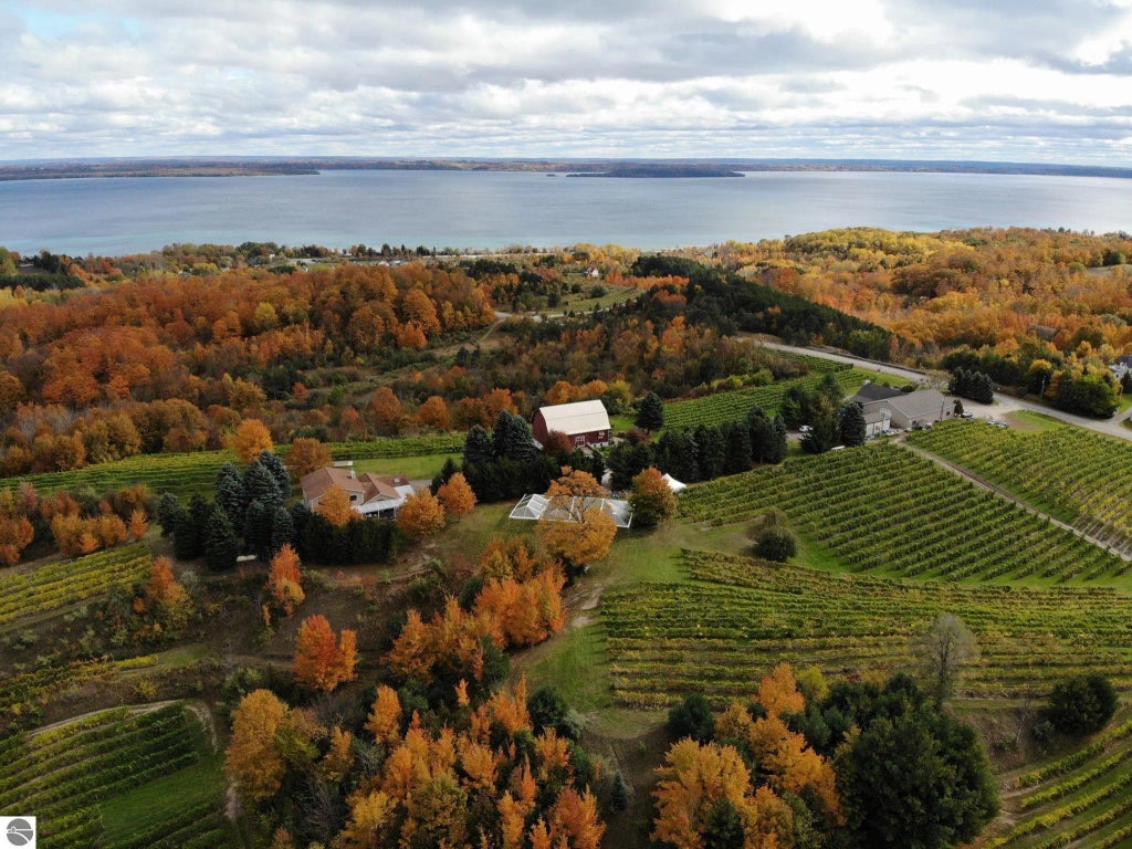 10343 E Hilltop Road, Suttons Bay