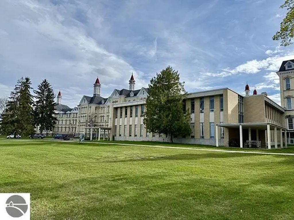1200 W Eleventh, Traverse City
