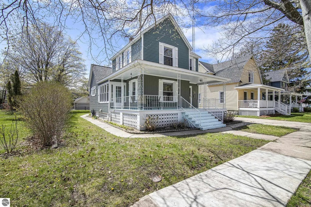 622 Leelanau Avenue, Frankfort