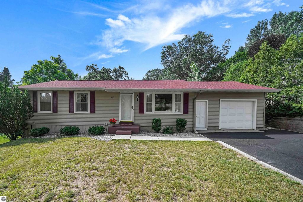 1101 Knoll Crest Court, Traverse City