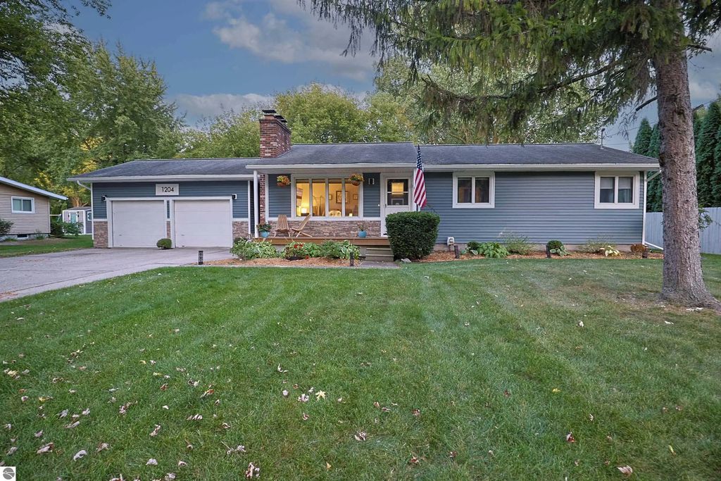 1204 Harding Road, Essexville