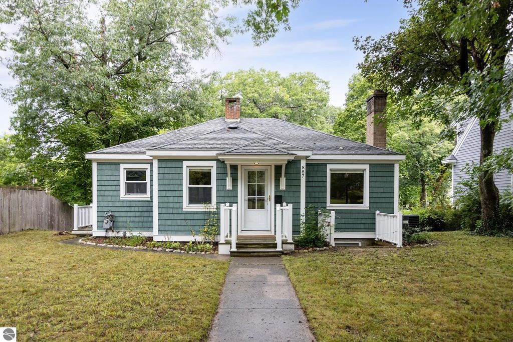 887 Washington Street, Traverse City