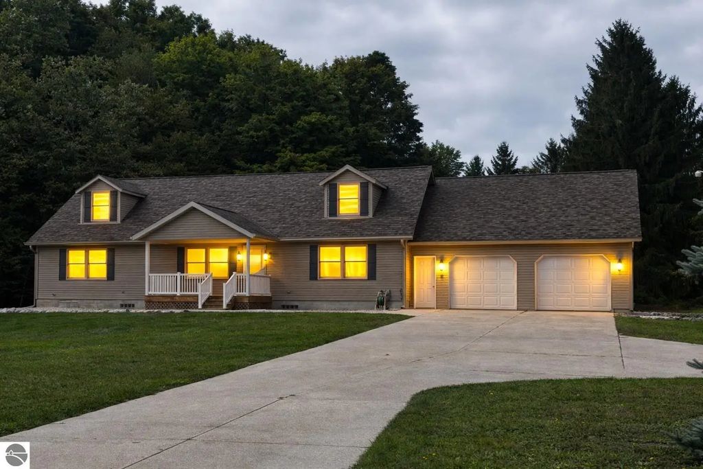 351 N M-88, Bellaire