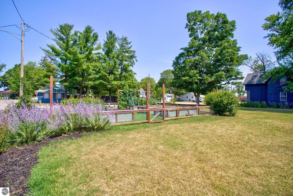 588 W 18th Street, Holland