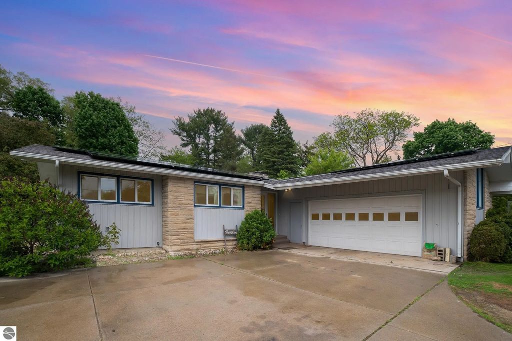 812 W Center, Alma