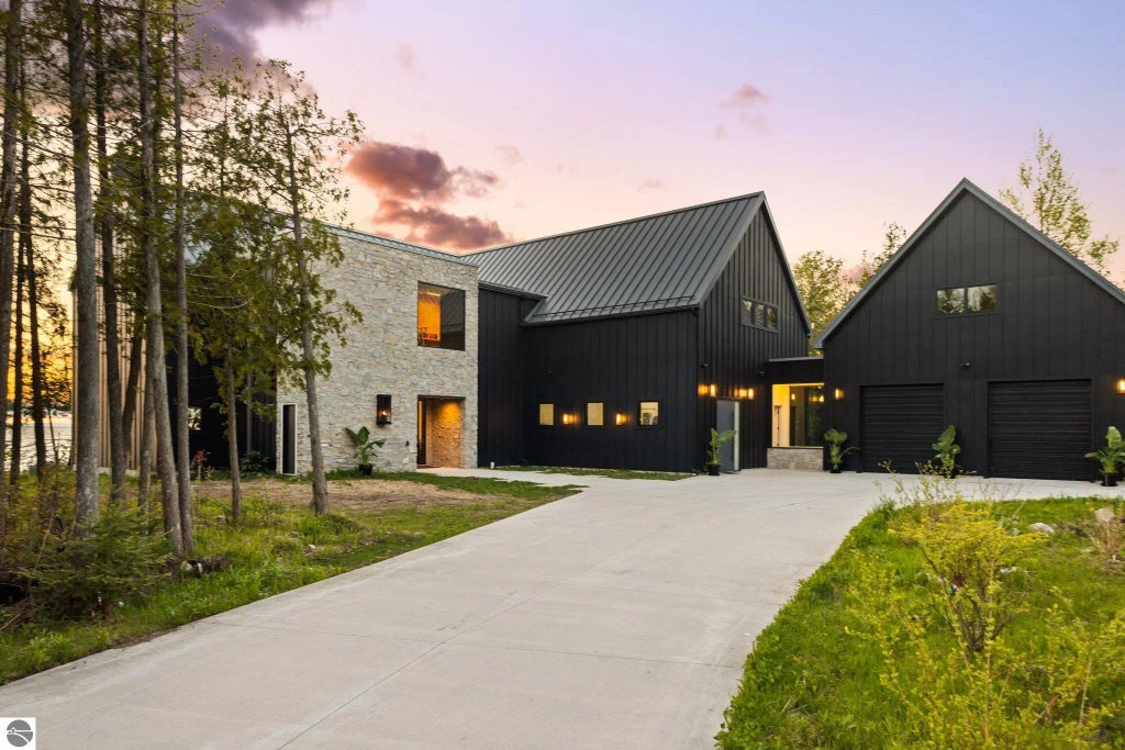 9371 Onominese Trail, Northport