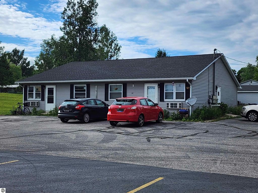 107 N West, Buckley