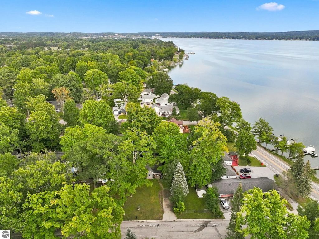 116 Huron Place, Cadillac