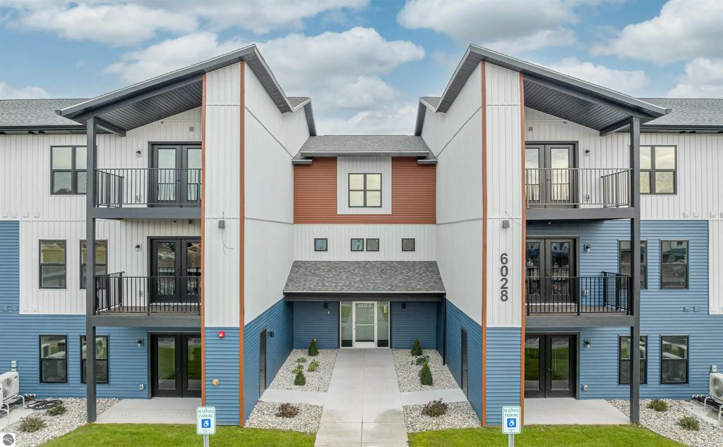 6028 Traverse Edge Way, Traverse City