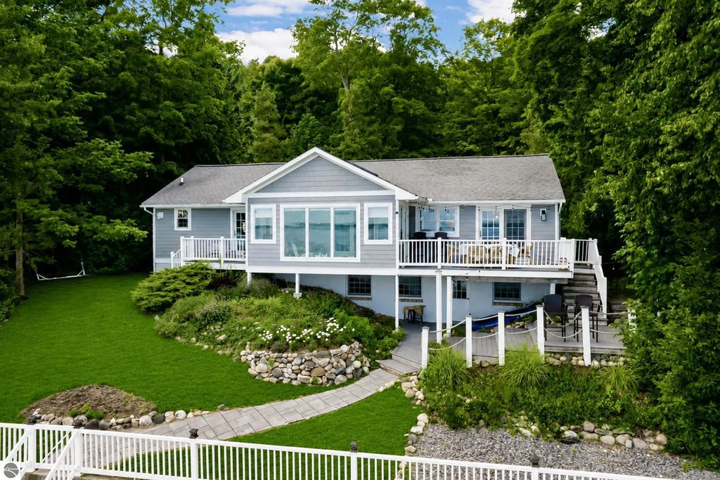 705 S Nanagosa Trail, Suttons Bay