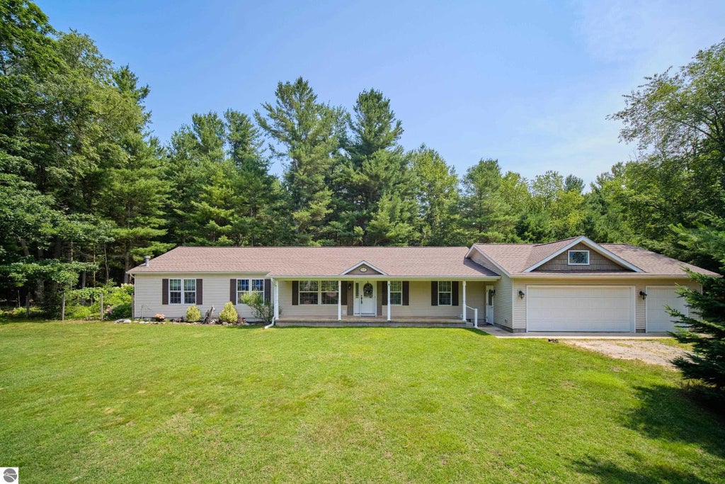 9155 Ivanhoe Drive, Onekama