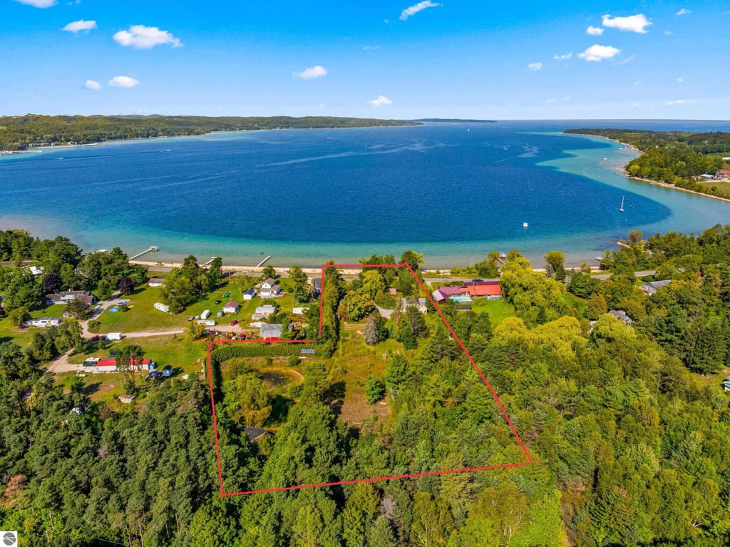 10910 S Shore Road, Suttons Bay