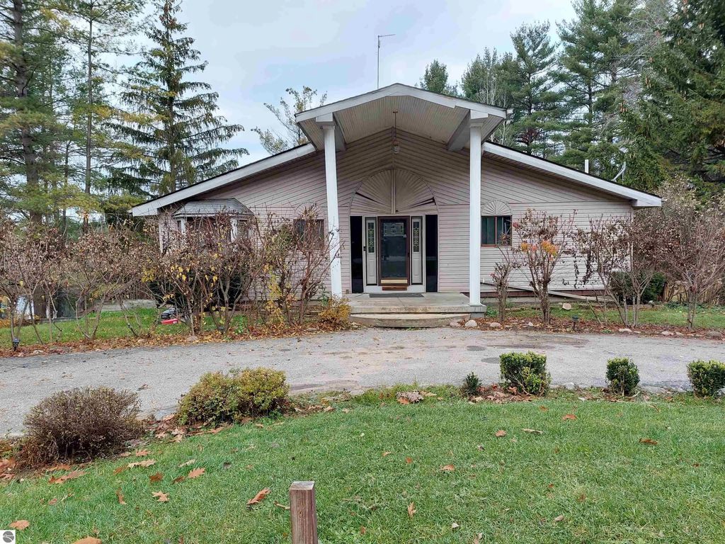 5043 Queens Way, Gladwin