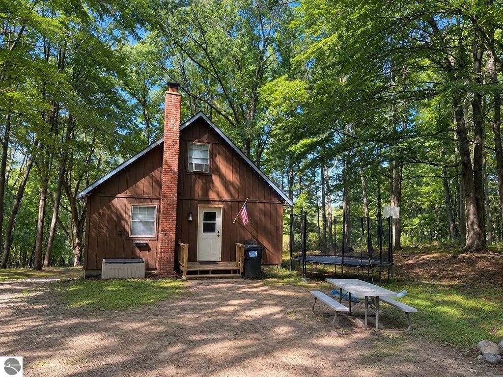 128 W Ridge Circle, Leroy