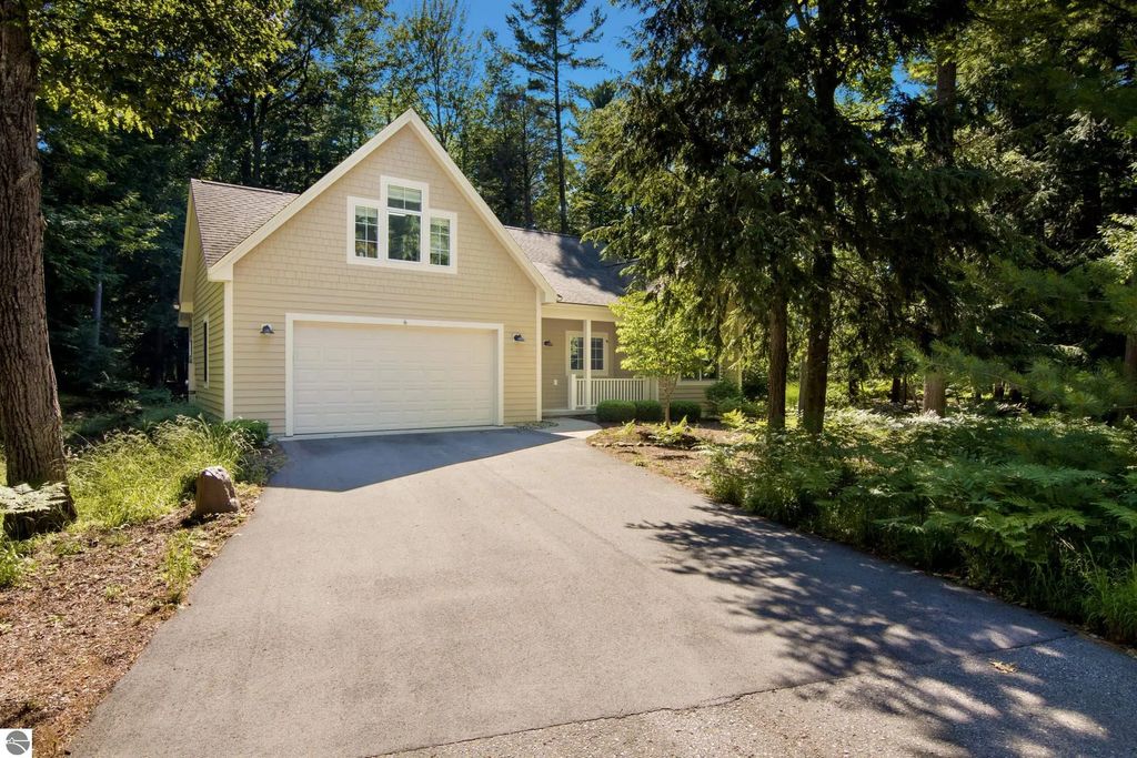 6 Twisted Oak, Glen Arbor