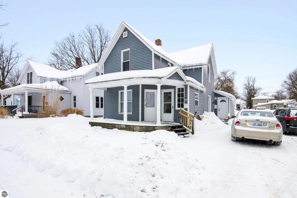 218 E River Street, Cadillac