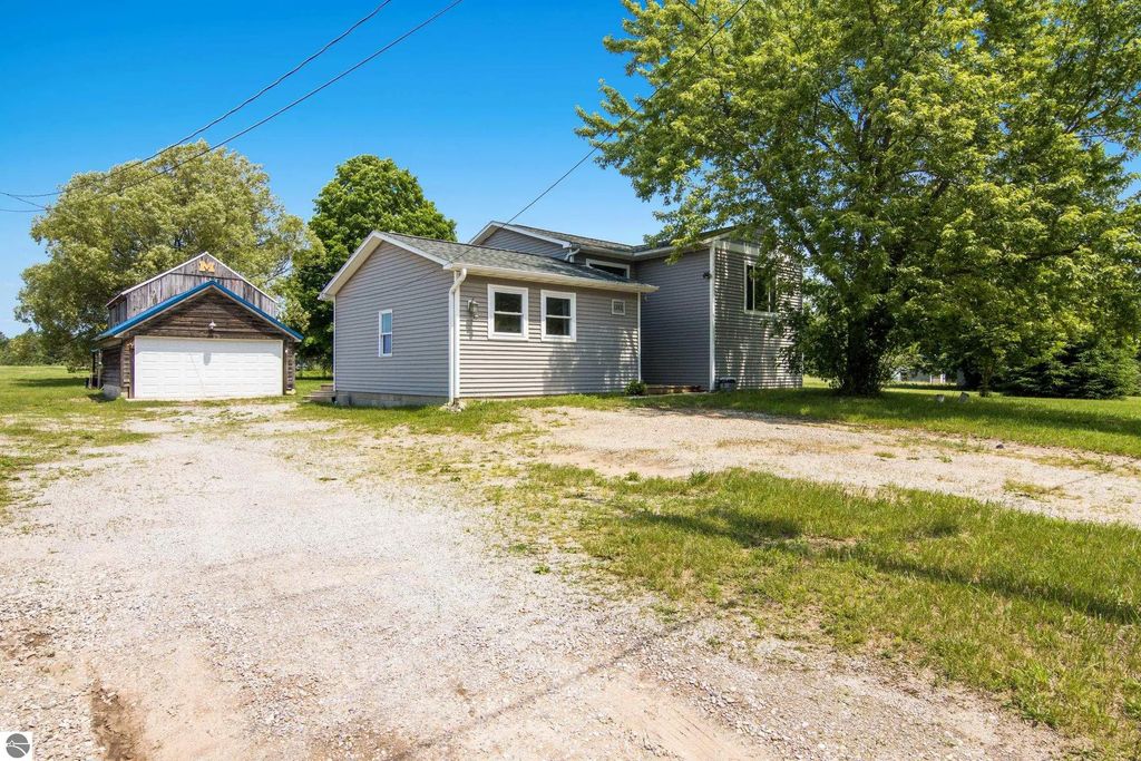 1343 E Duck Lake Road, Grawn