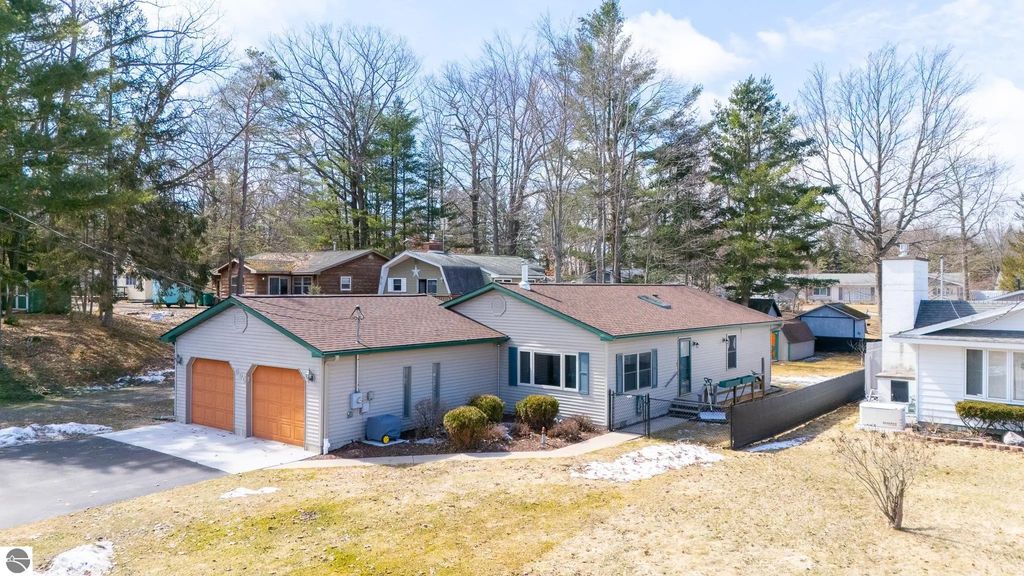 311 Iroquois Avenue, Prudenville