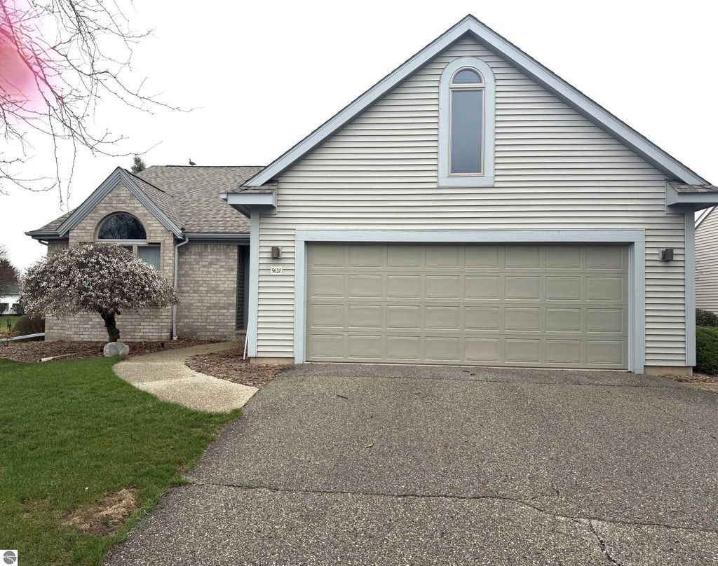 5620 W Spring Knoll Drive, Bay City