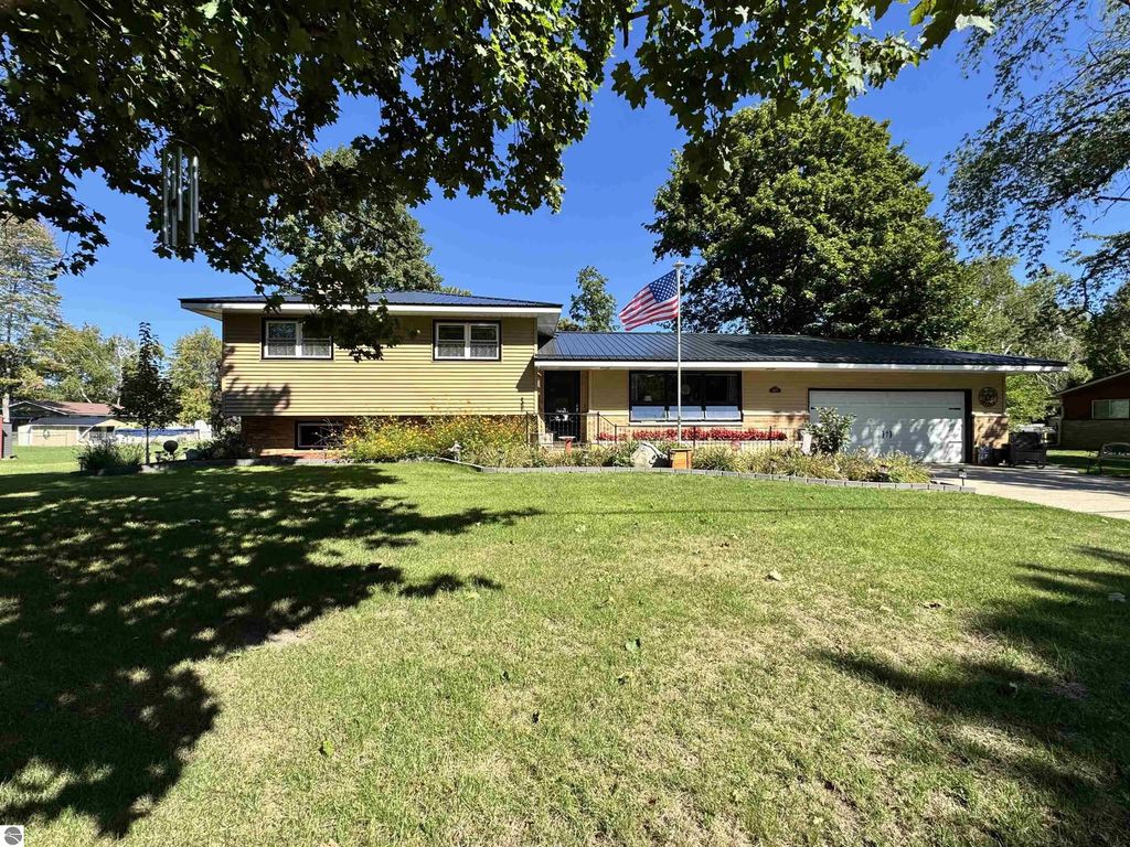 401 Orchard Avenue, Clare