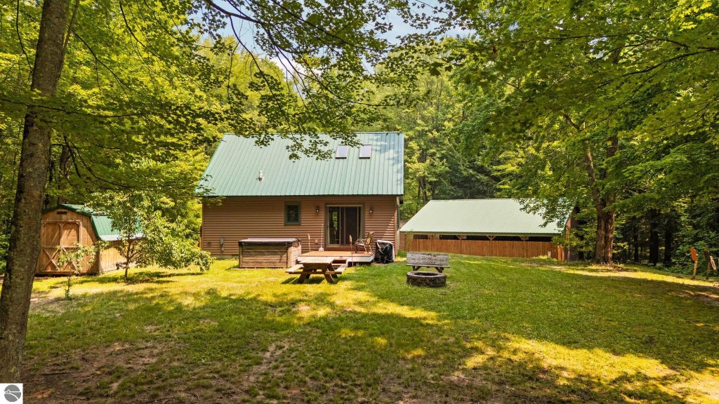 16862 Healy Lake Road, Thompsonville