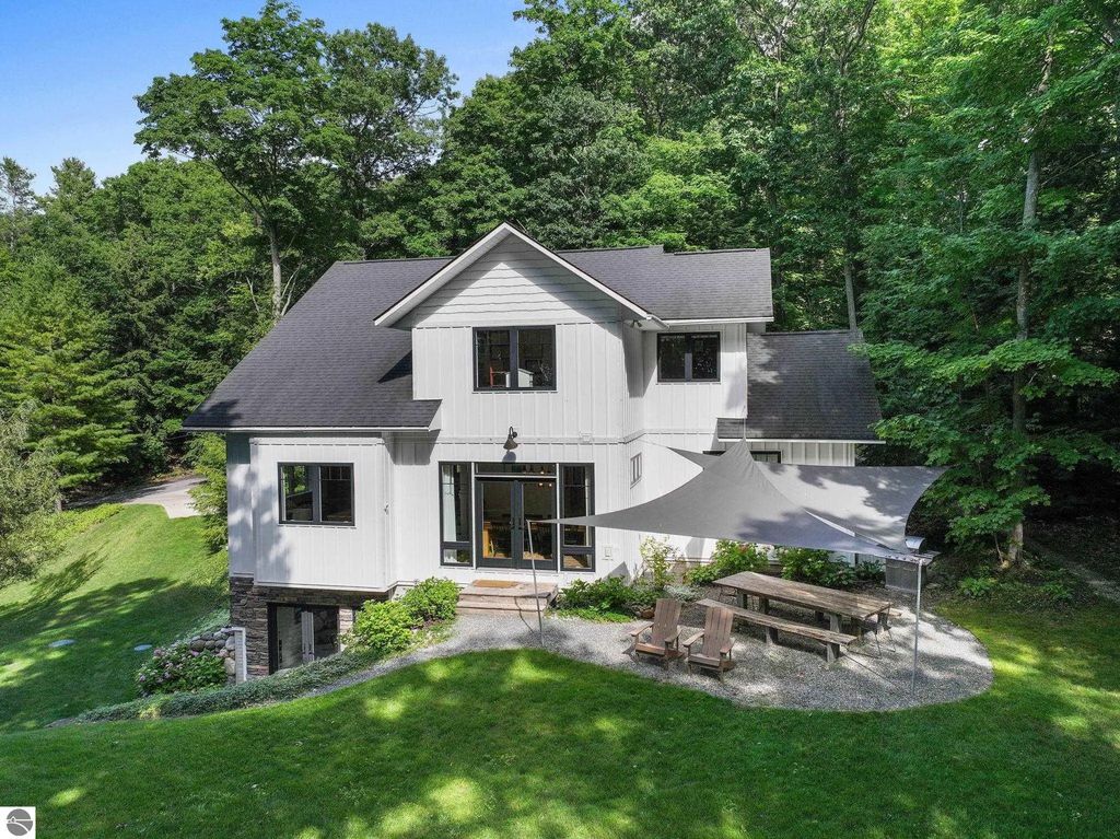 555 Graystone Road, Traverse City