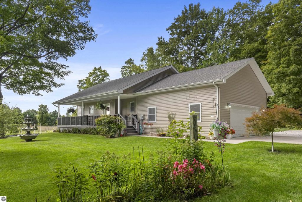 7686 Indian Hill Road, Honor