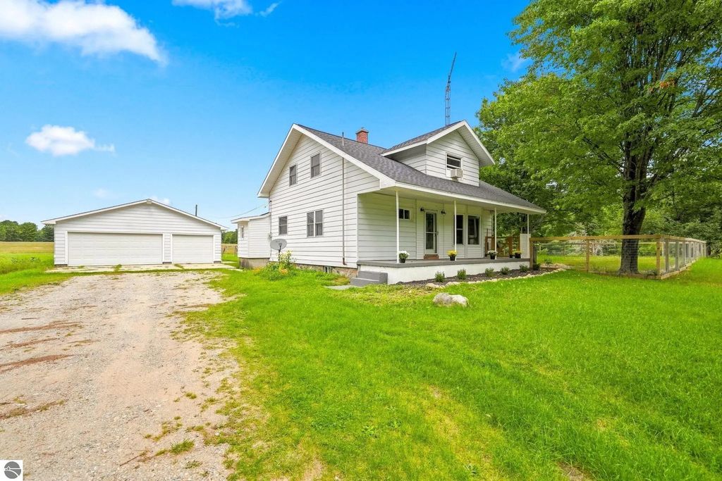 3433 E 46 Road, Cadillac