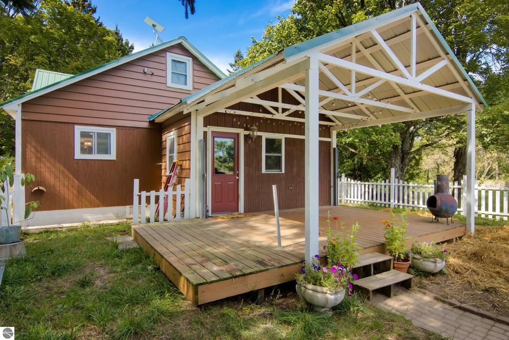 6727 Pierce Road, Kingsley