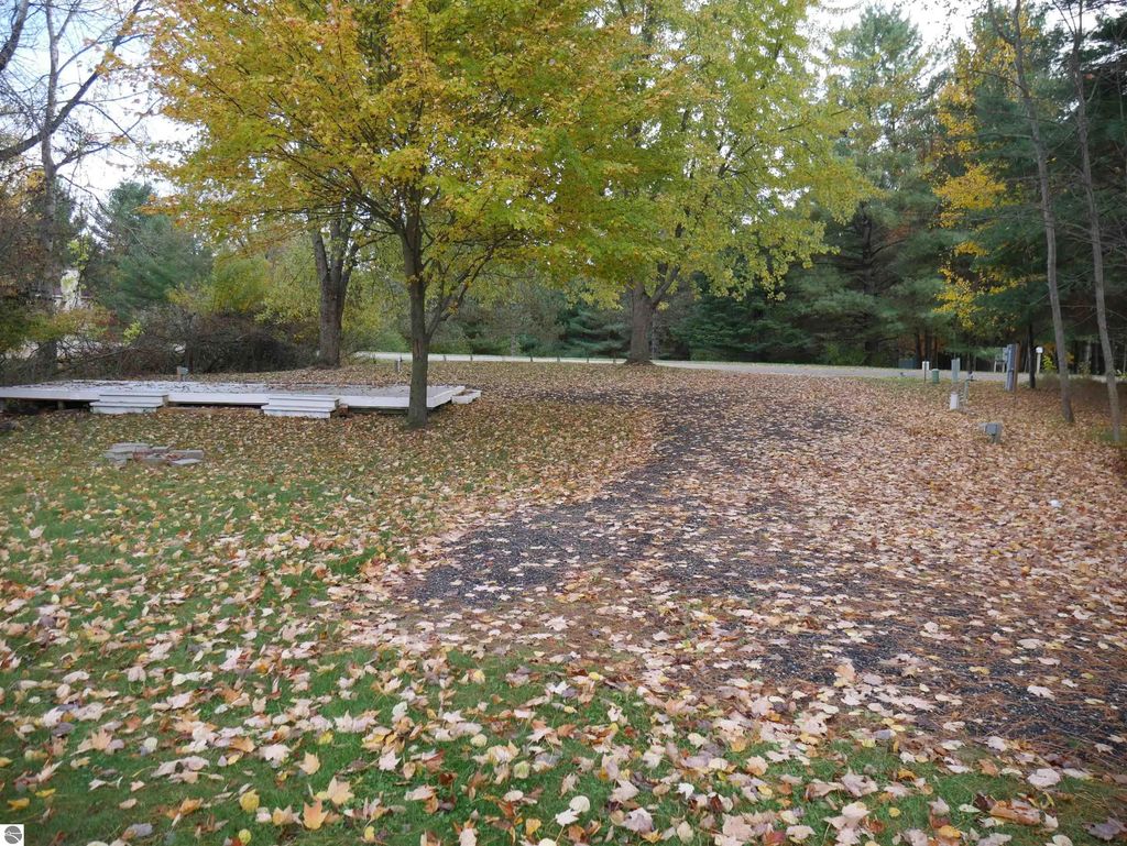 5106 Queens Way, Gladwin