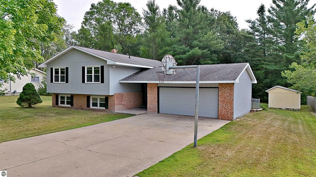 8133 Cherry Lane, Cadillac