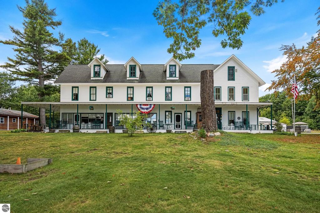 18599 Mission Road, Traverse City