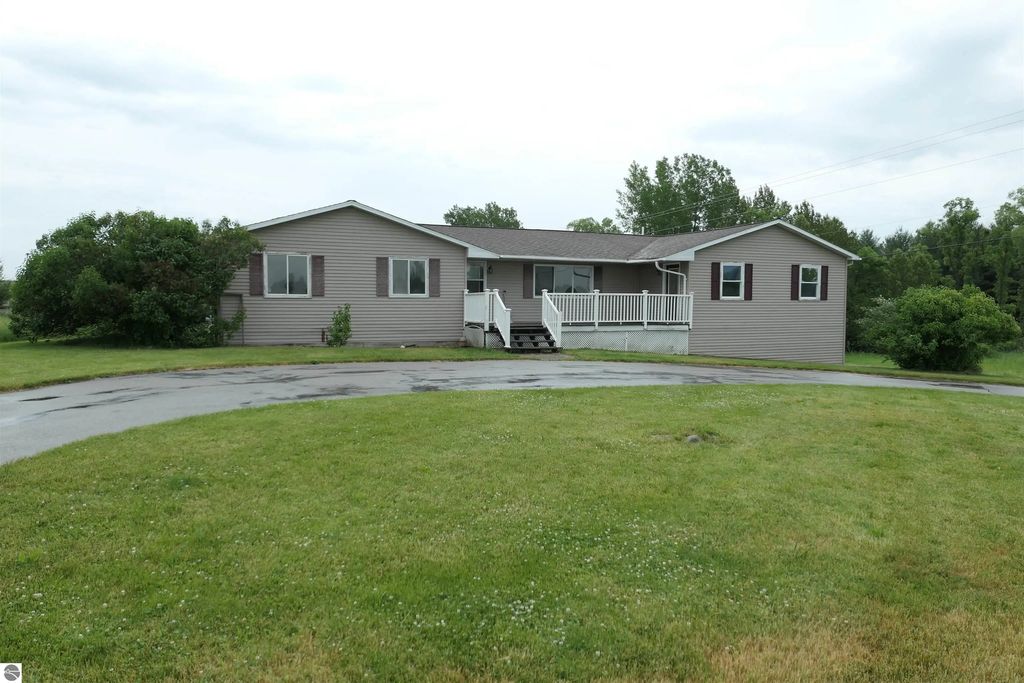 1608 Linksview Way, Gladwin