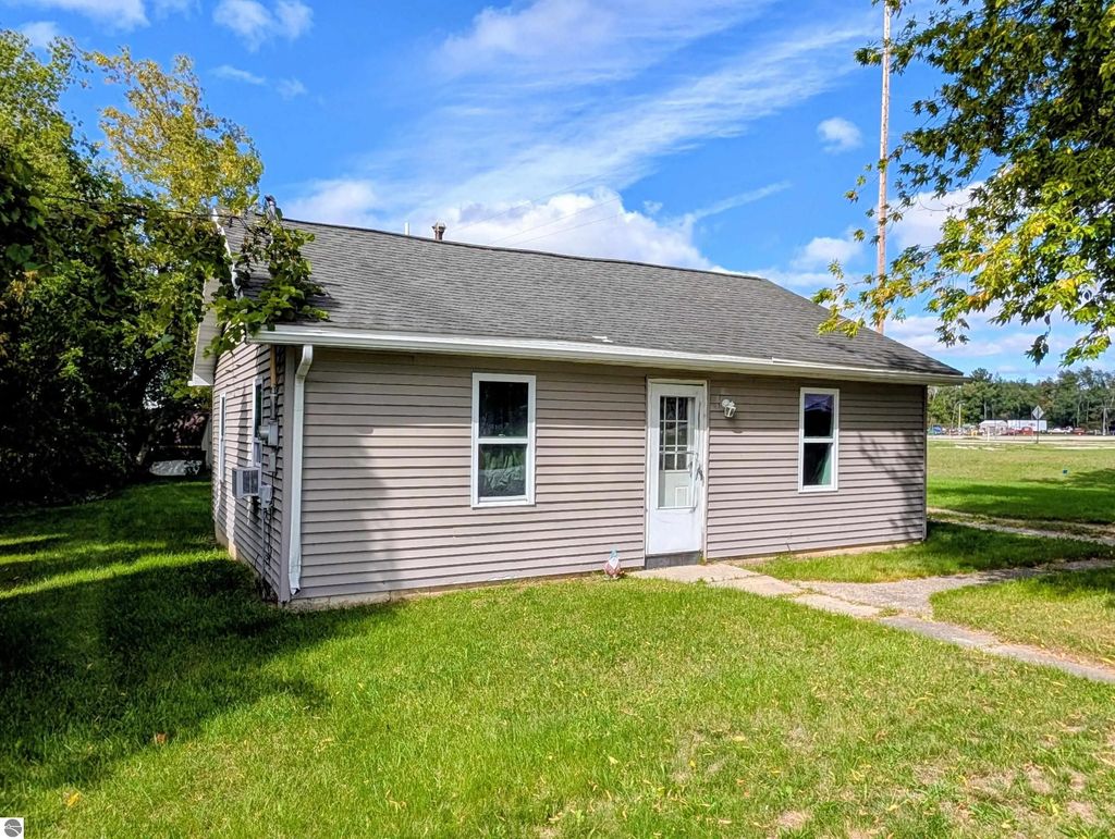 233 N Mackinaw Road, Au Gres