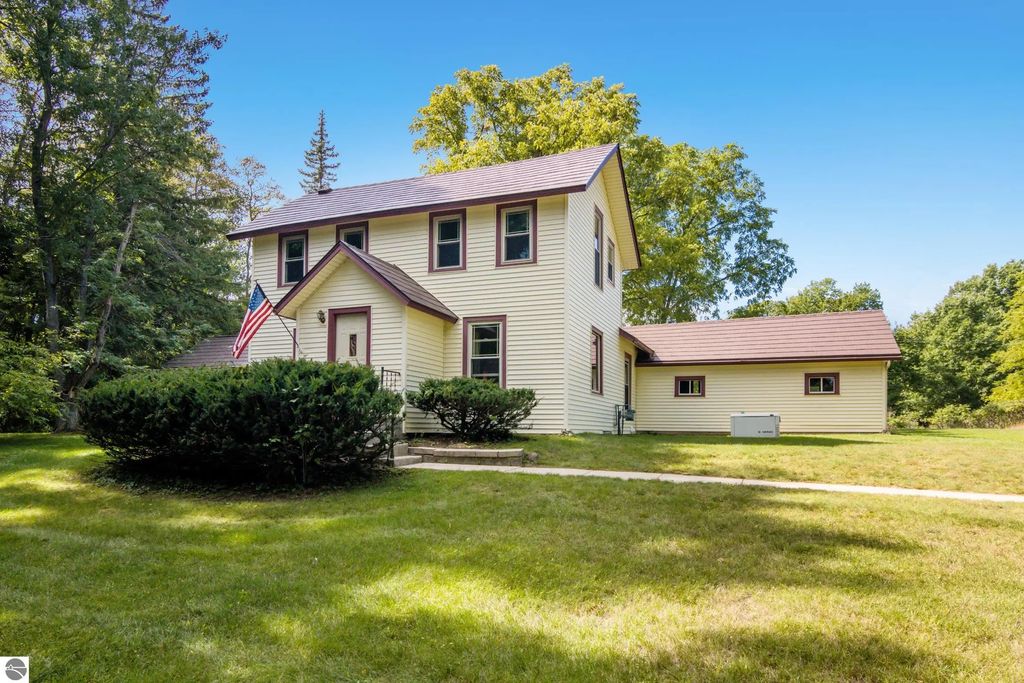 18529 Mission, Traverse City